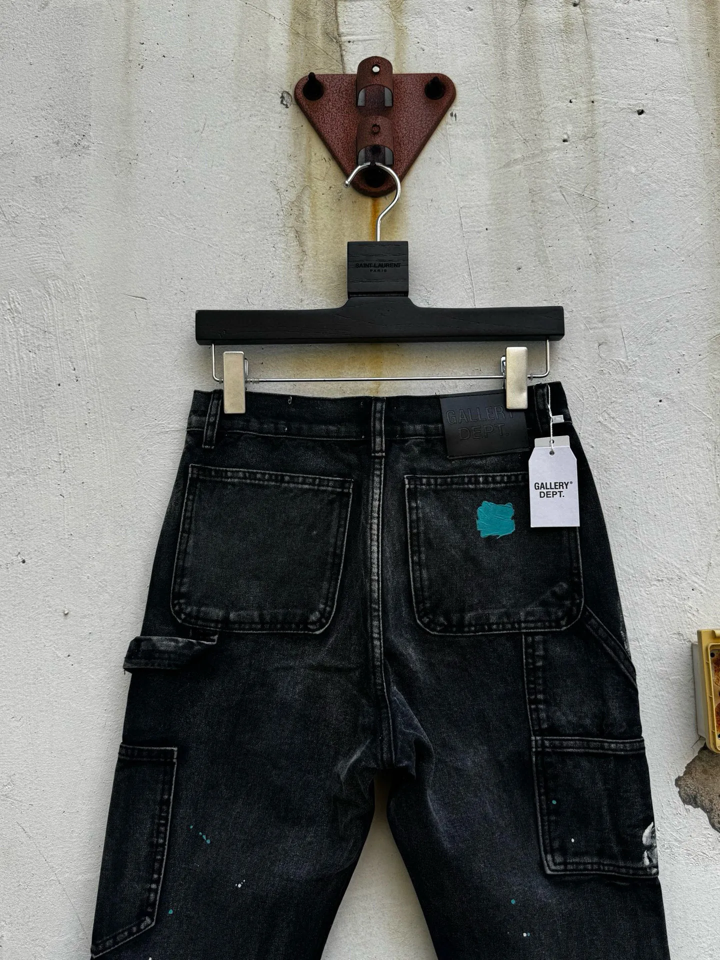 P250💰G95 GALLERY DEPT. Spliced ​​patches, ink-splashed denim bell-bottoms, washed distressed spliced ​​jeans, denim washing factory. During the process, the owner of the washing factory helped introduce a boss who once worked at the Levi OEM factory and then started his own business. This also paved the way for the following styles. Therefore, Levi's remodeled single product for the base plate is really familiar. Whether it is the fabrics supplied or the lathes used in production, there is nothing to choose from. -Color: Black -Size: S-XXL (corresponding to 28-36)